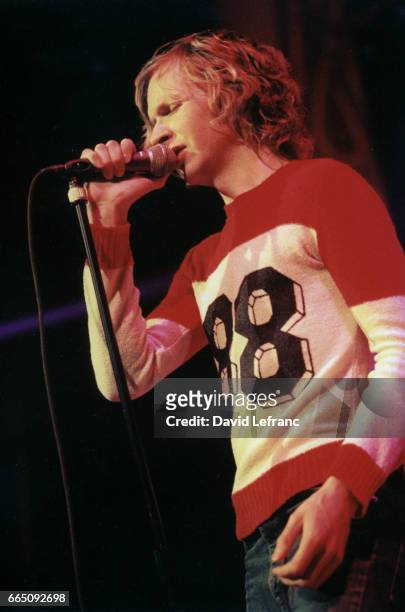 Beck sur scène en train de chanter au Zénith de Paris, le 29 mars 2000.