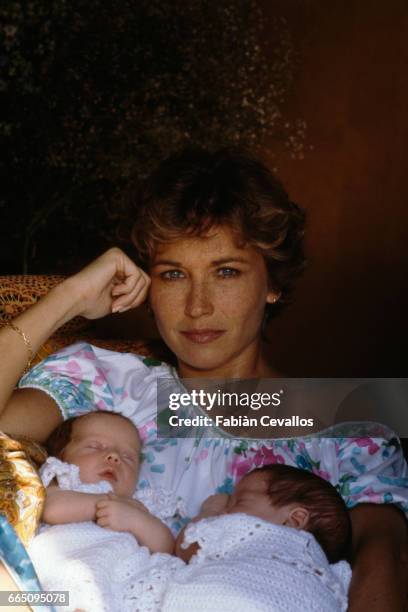 Marlene Jobert and her twin daughters, Eva Green , Joy Green .