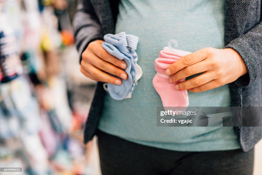 Femme enceinte heureuse, Shopping
