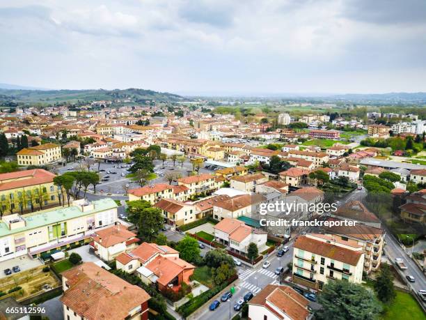 vista aérea de un pueblo en italia - upper house park fotografías e imágenes de stock