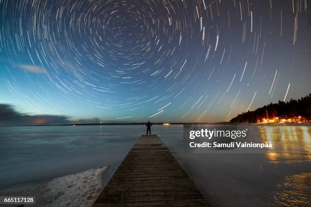 winter stargazing in tampere - rastro de estrelas estrela - fotografias e filmes do acervo