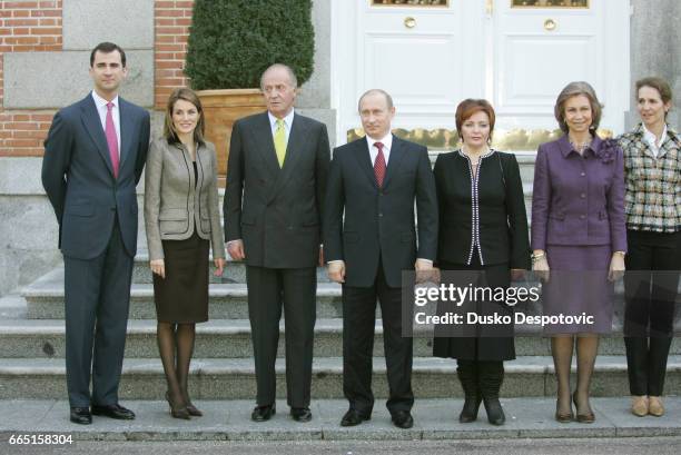 Spanish Royal Family receiving Vladimir Putin and Mrs. Putin on their arrival at the Royal Palace in Madrid. | Location: MADRID, MADRID, SPAIN.