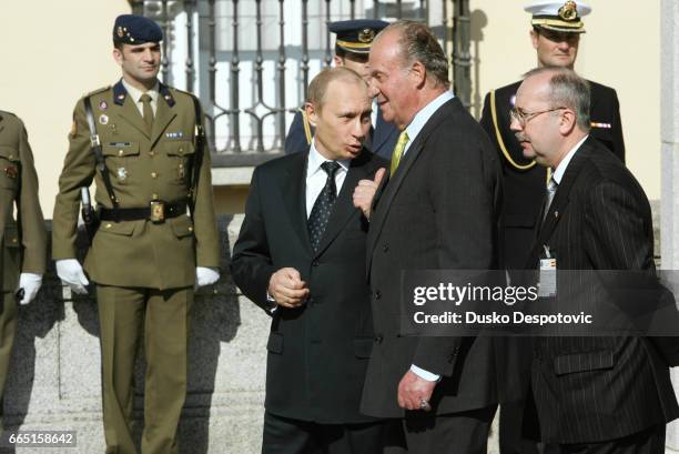 Spanish King Juan Carlos receives Russian President Vladimir Putin on his arrival at the El Pardo Palace in Madrid. | Location: MADRID, MADRID, SPAIN.