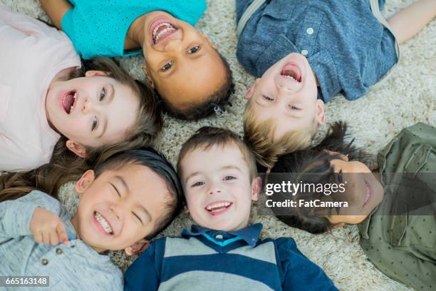 big sonrisas - nursery school child fotografías e imágenes de stock