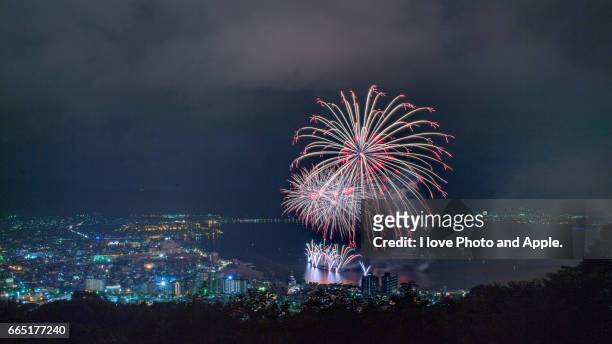 fireworks at lake suwa - 長野県 fotografías e imágenes de stock