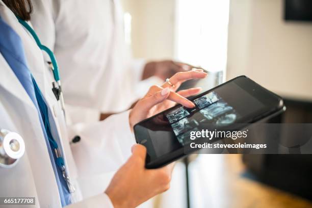 médecins travaillant avec tablette numérique - medical scanner stock photos et images de collection