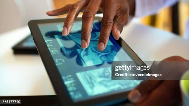 digitale tablet cat-scan - examination closeup stockfoto's en -beelden