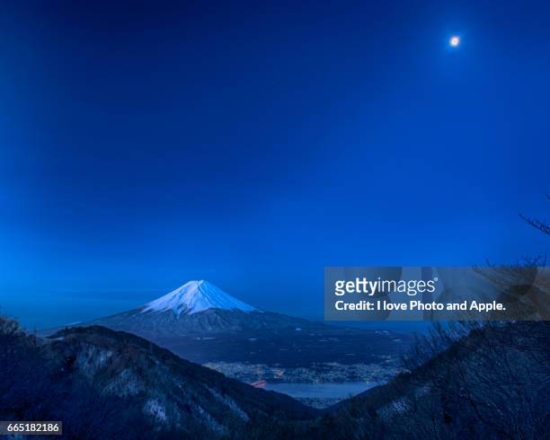 moonlight fuji - 深い雪 stock-fotos und bilder