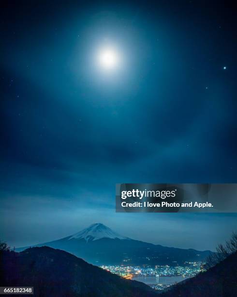 moonlight fuji - 深い雪 stock-fotos und bilder