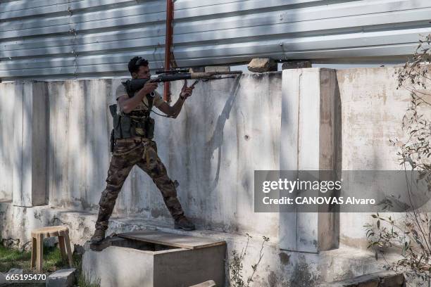 Iraq the battle of Mosul with the men of the Scorpion battalion of the ERD, the Iraqi elite troops. Captain Ali . For lack of reinforcements, they...