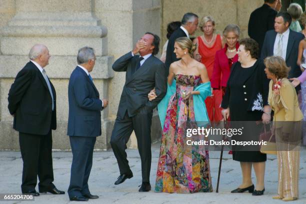 Arrival of Julio Iglesias and his wife Miranda at the wedding of Spanish Prime minister's daughter Ana Aznar and Alejandro Agag at El Escorial. |...