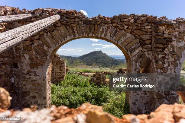 house and mountains - soleado stockfoto's en -beelden