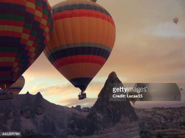 heißluftballon über kappadokien - luftfahrzeug fotografías e imágenes de stock