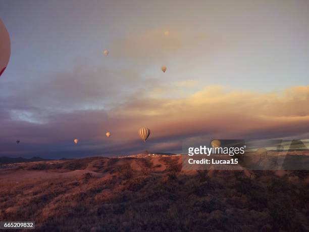 hot air balloon over cappadocia - anhöhe stock pictures, royalty-free photos & images