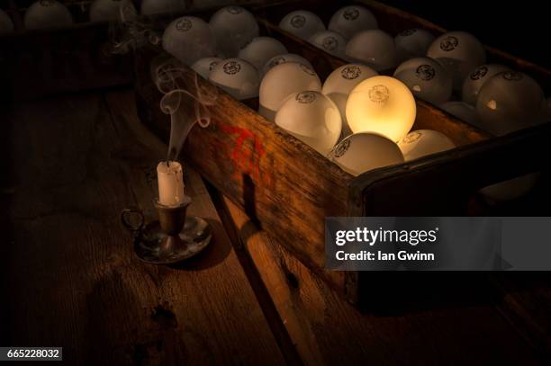 light bulbs in box - ian gwinn stock-fotos und bilder