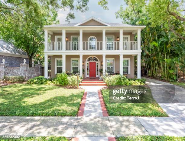 regionale luxe huizen - colonial style stockfoto's en -beelden