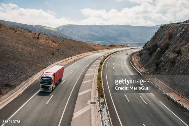 highway szene - vehículo terrestre stock-fotos und bilder