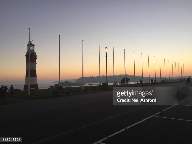 plymouth hoe at sunset - flagpole sitting stockfoto's en -beelden
