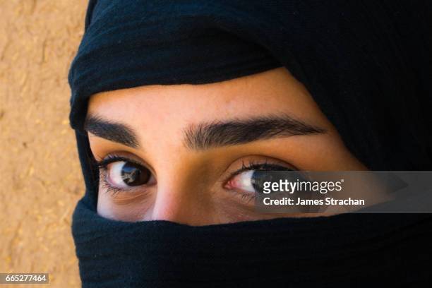 young veiled woman, eyes only, kashan, iran - braune augen stock-fotos und bilder