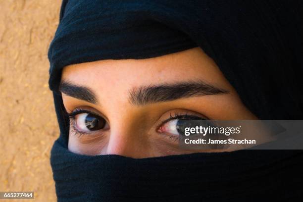 young veiled woman, eyes only, kashan, iran - empress farah pahlavi of iran stockfoto's en -beelden