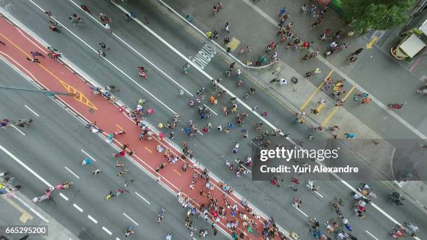 drone photo of crowd in paulista avenue, sao paulo - avenida paulista imagens e fotografias de stock