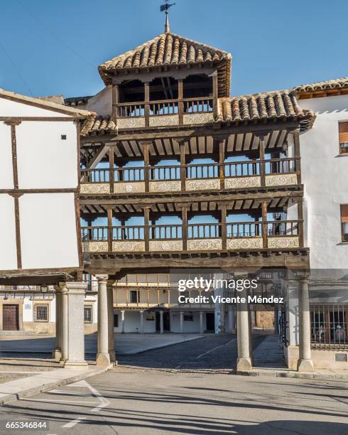 entrance to the plaza mayor of tembleque, toledo (castilla la mancha) - tradición stock-fotos und bilder