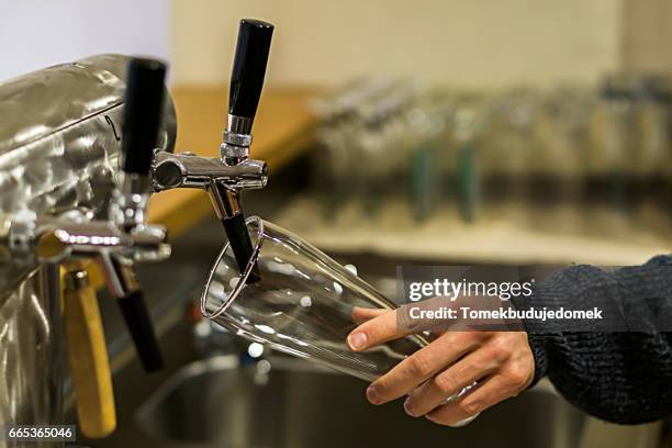 beer tap - variable schärfentiefe fotografías e imágenes de stock