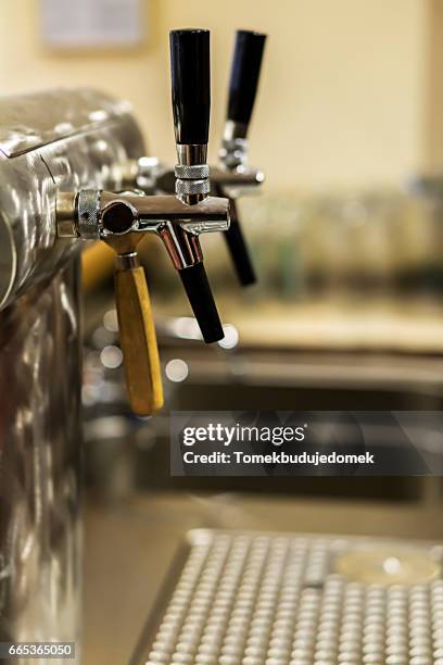 beer tap - variable schärfentiefe fotografías e imágenes de stock