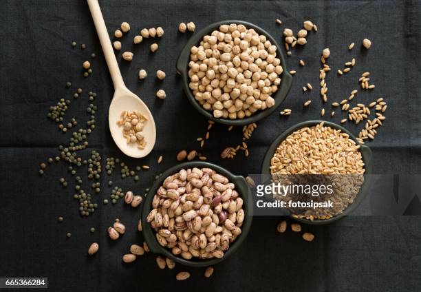 豆類家庭在桌上的黑碗 - pinto bean 個照片及圖片檔