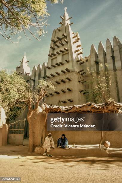 mopti mosque (mali) - áfrica stock-fotos und bilder