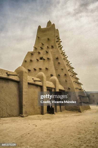 timbuktu mosque (mali) - áfrica stock-fotos und bilder
