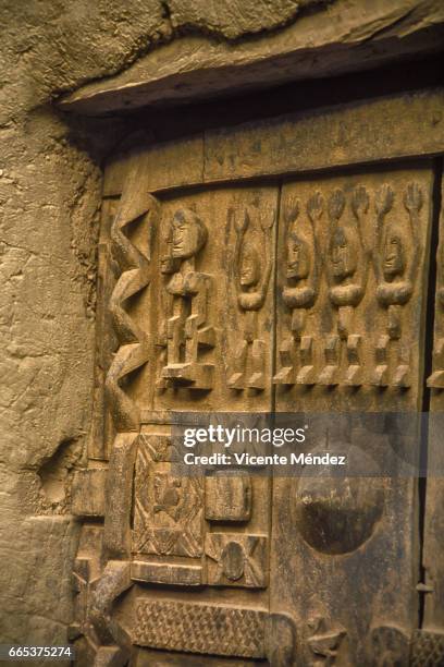 dogon barn door, dogon country (mali) - tradición stock-fotos und bilder