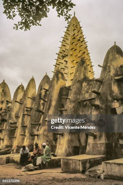 bobo-dioulasso mosque (burkina faso) - áfrica stock pictures, royalty-free photos & images