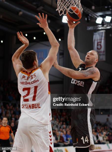 Vladimir Veremeenko, #14 of Brose Bamberg competes with Tibor Pleiss, #21 of Galatasaray Odeabank Istanbul in action during the 2016/2017 Turkish...