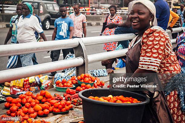 tomatoes for sale on the bridge in lagos, nigeria. - lagos nigeriaanse staat stockfoto's en -beelden