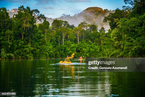 kayak at cheow lan lake - tailandia stock pictures, royalty-free photos & images