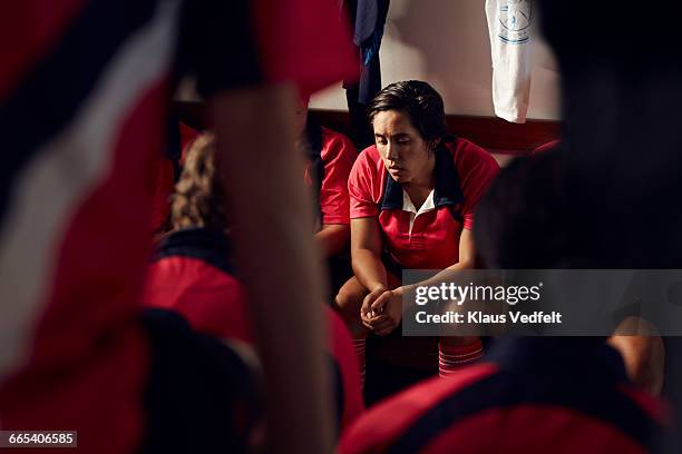 female rugby player getting ready before match - rugby esporte - fotografias e filmes do acervo