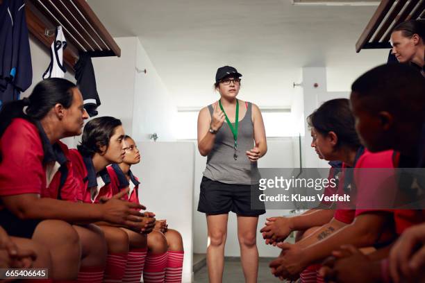 coach prepping rugby team before game - rugby players in changing room 個照片及圖片檔