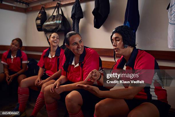 womens rugby players bonding before game - rugby players in changing room 個照片及圖片檔