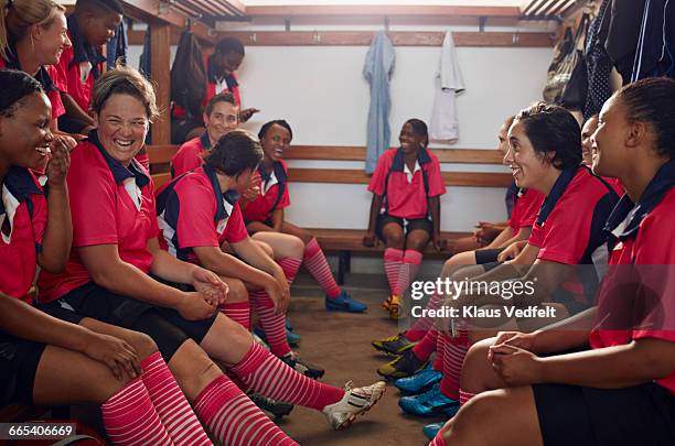 womens rugby players laughing together before game - rugby players in changing room 個照片及圖片檔