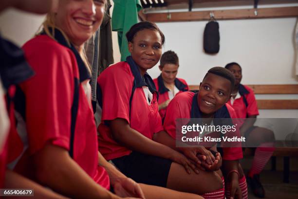 womens rugby players bonding before game - rugby players in changing room 個照片及圖片檔