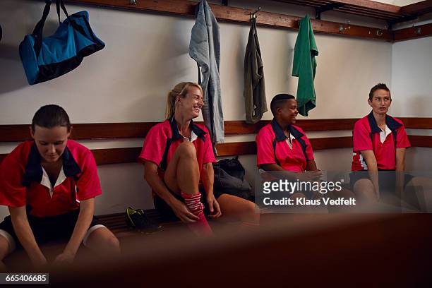 womens rugby players bonding before game - rugby players in changing room 個照片及圖片檔