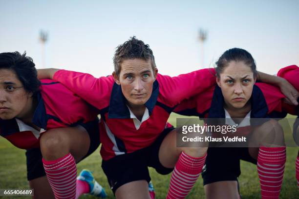 womens rugby team kneeling together - rugby sport stock-fotos und bilder