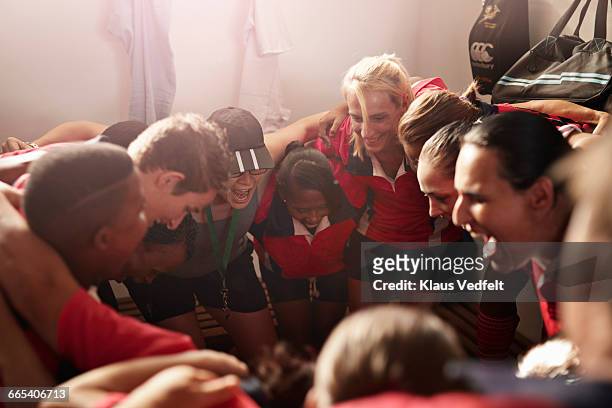 rugby team shouting together before game - locker stockfoto's en -beelden