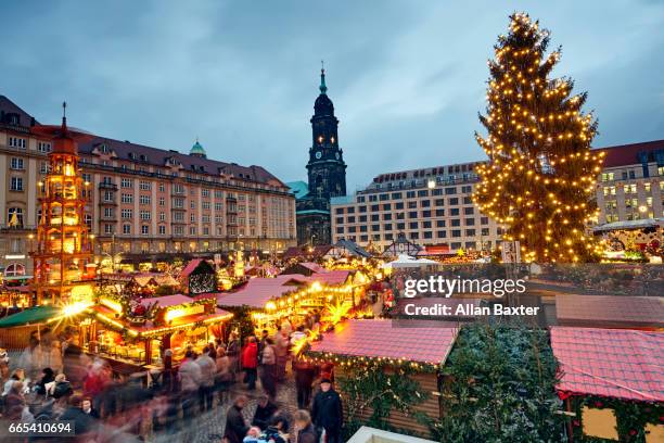 striezelmarkt (christmas market) in dresden illuminated at dusk - dresden germany stock-fotos und bilder