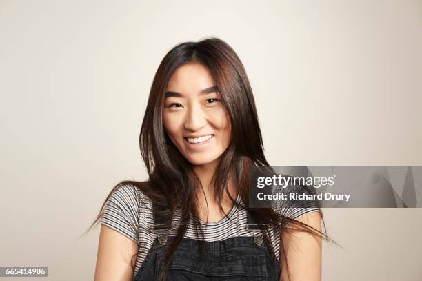 portrait of young woman laughing - one kid one world a night of 18 laughs stockfoto's en -beelden