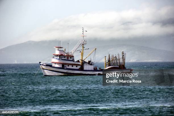 fishing boat - veículo aquático stockfoto's en -beelden