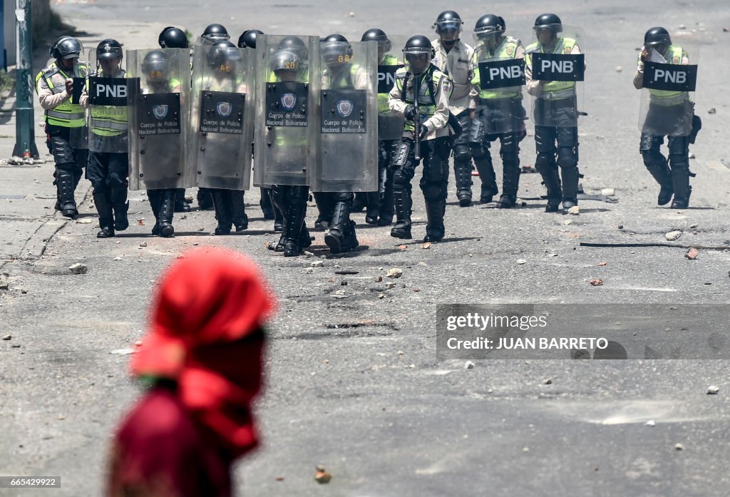 TOPSHOT-VENEZUELA-CRISIS-OPPOSITION-PROTEST