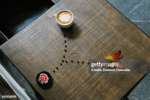 coffee latte art - café bebida stock-fotos und bilder