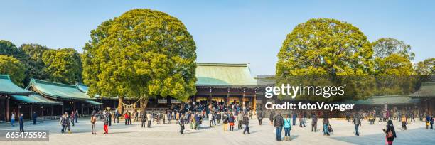 日本大勢の来場者で明治神宮代々木公園東京 - 明治神宮 ストックフォトと画像